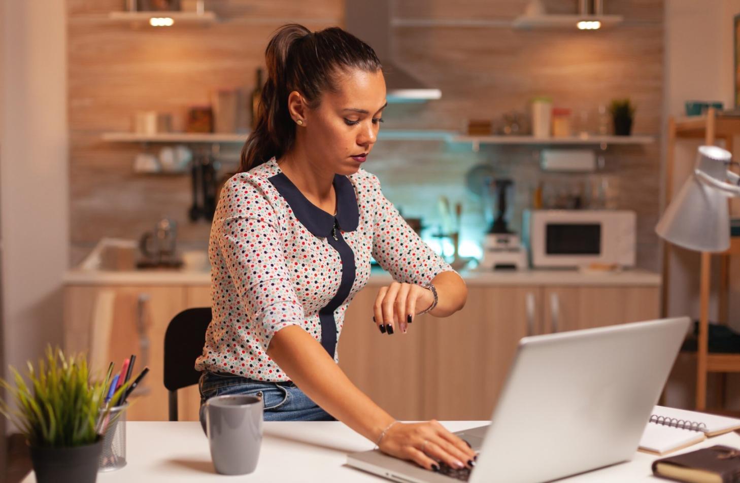 Profissional a consultar recursos digitais num ambiente moderno de escritório