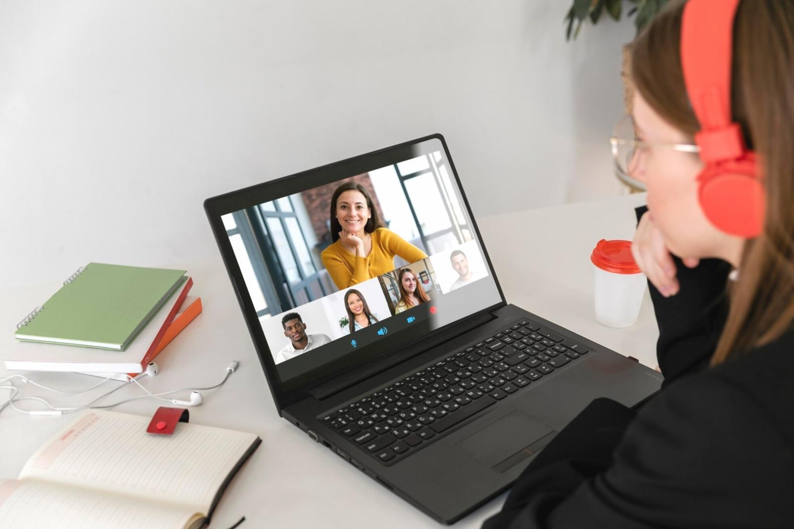 Interface digital mostrando organização de recursos educativos em categorias estruturadas